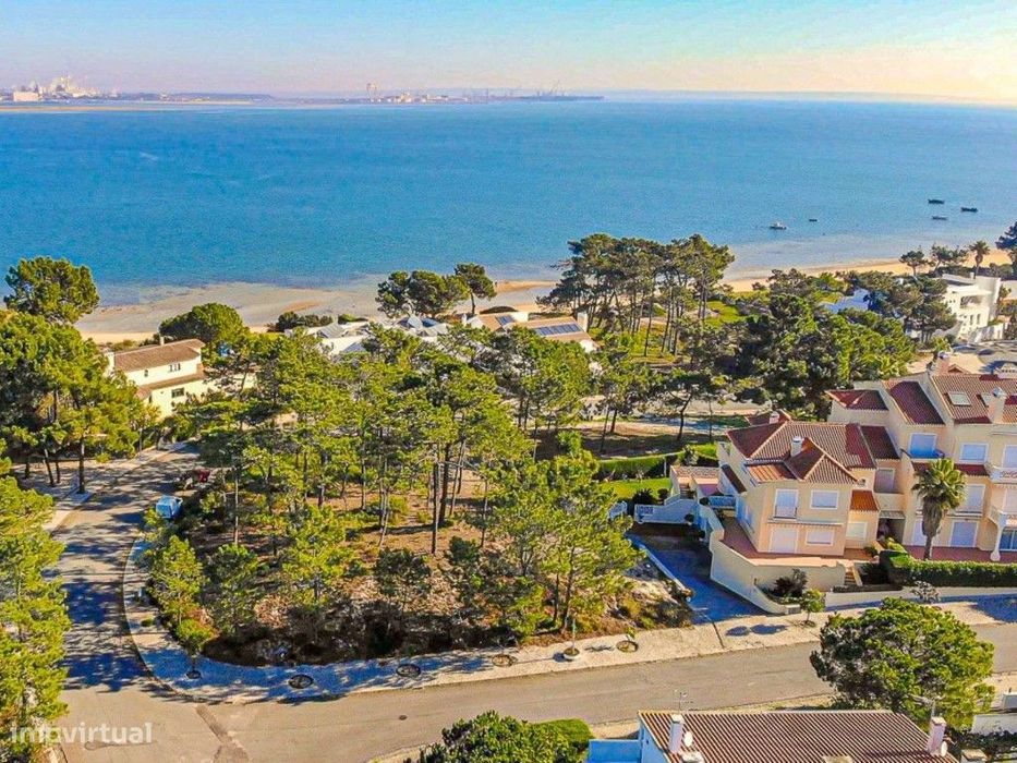 Moradia geminada T4+1 com vista sobre o Rio Sado em Tróia