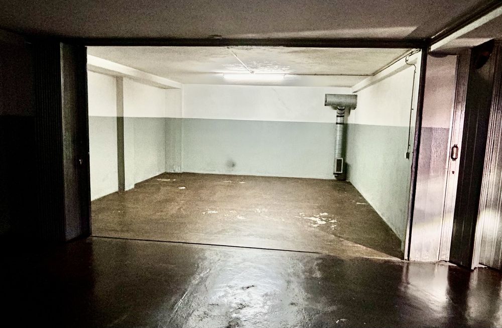 Fechada /Box 2 carros / Rua Costa Cabral/ Combatentes/ Silva Tapada