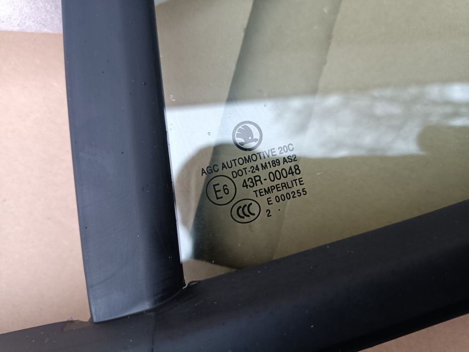Skoda Octavia IV 4 szyba boczna drzwi tylnych lewych tył nowa oryginal