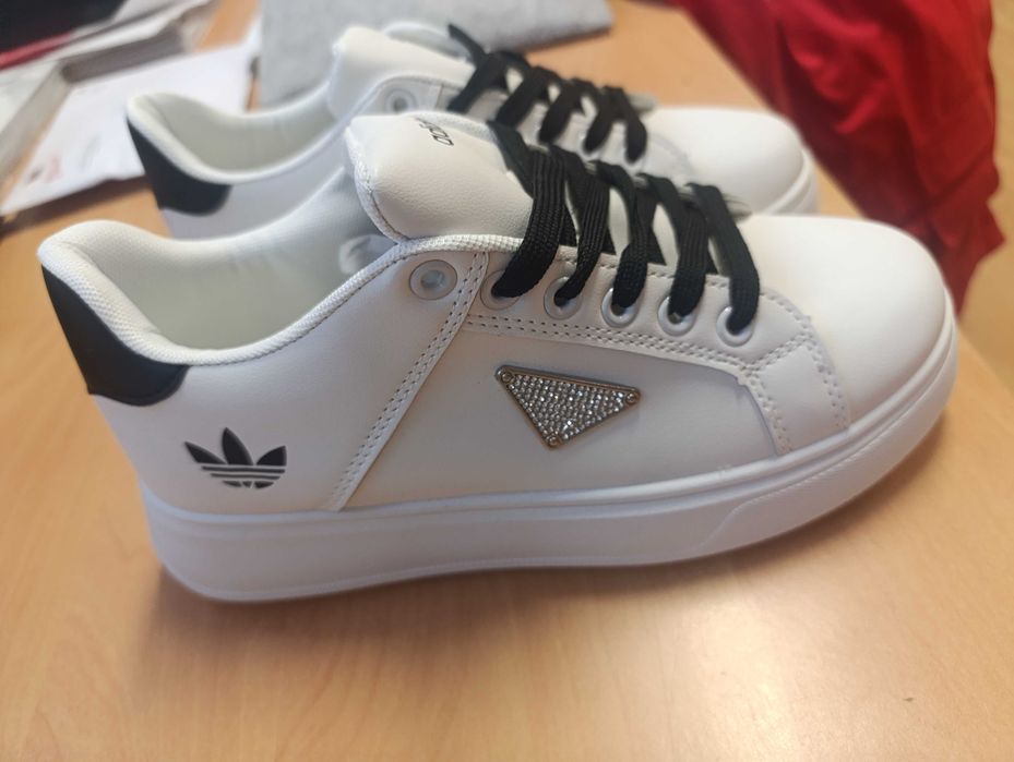 Sapatilhas brancas e pretas Novas