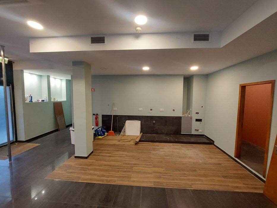 Aluga-se Loja 2 frentes Montes Caulinos, Senhora da Hora Custóias