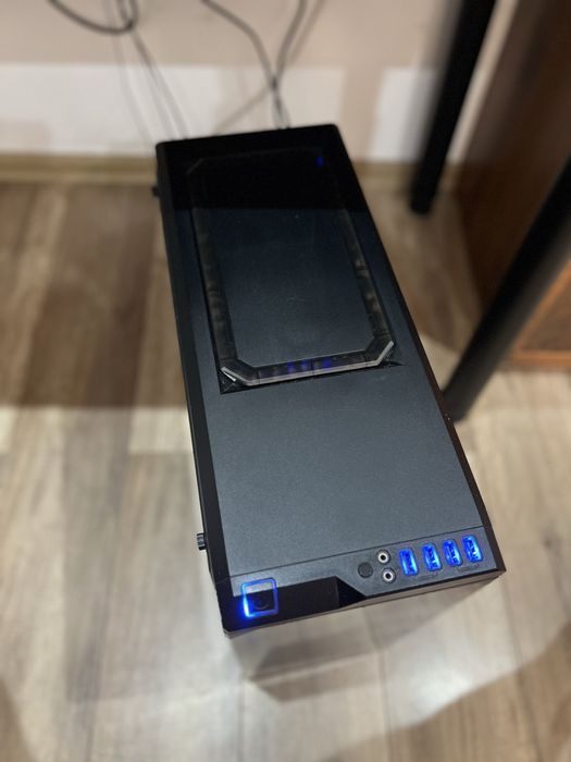 Komputer stacjonarny wraz z monitorem