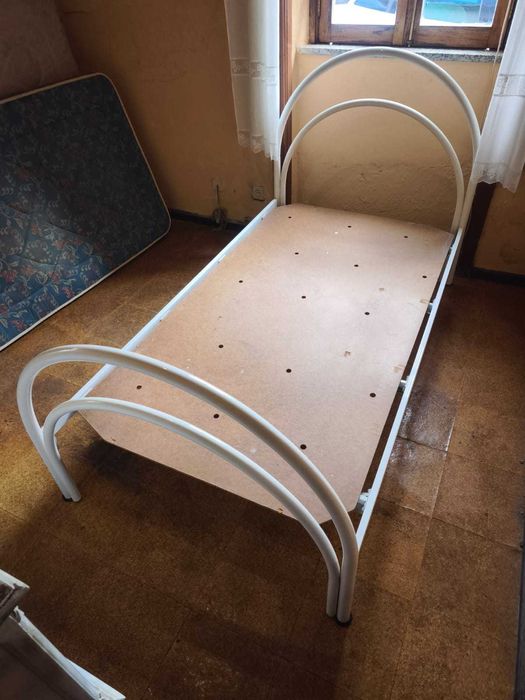 Cama de solteiro em ferro