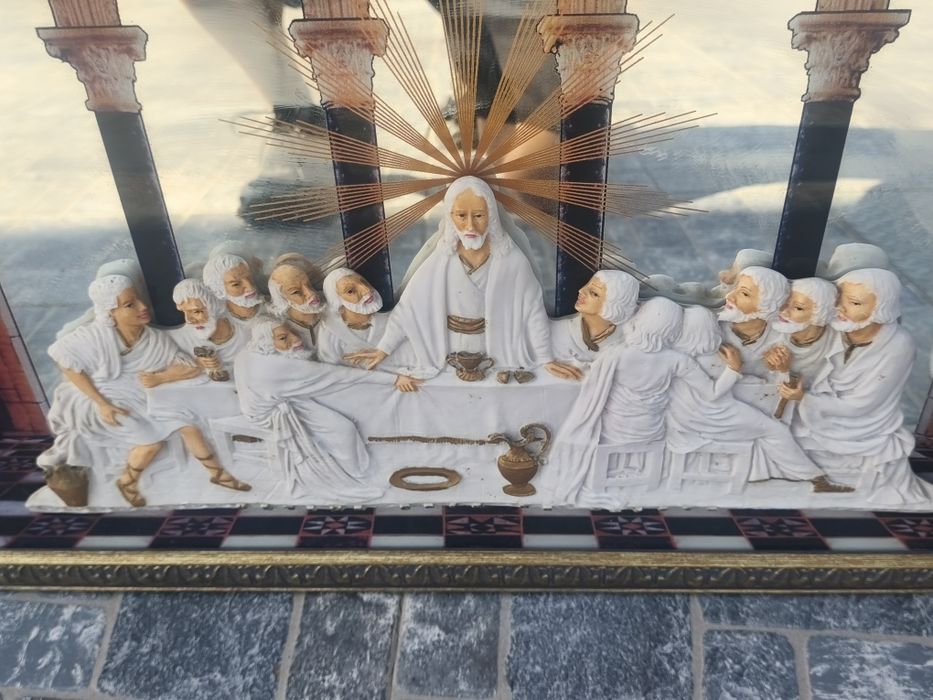 Quadros religiosos em relevo