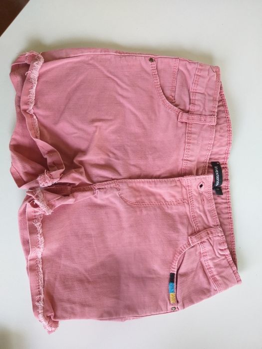 Krótkie spodenki z kieszonkami i regulacją w pasie