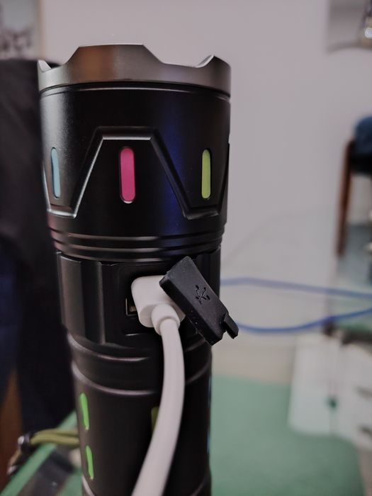 Super Lanterna Tática c/ tripé– Alcance de 600m