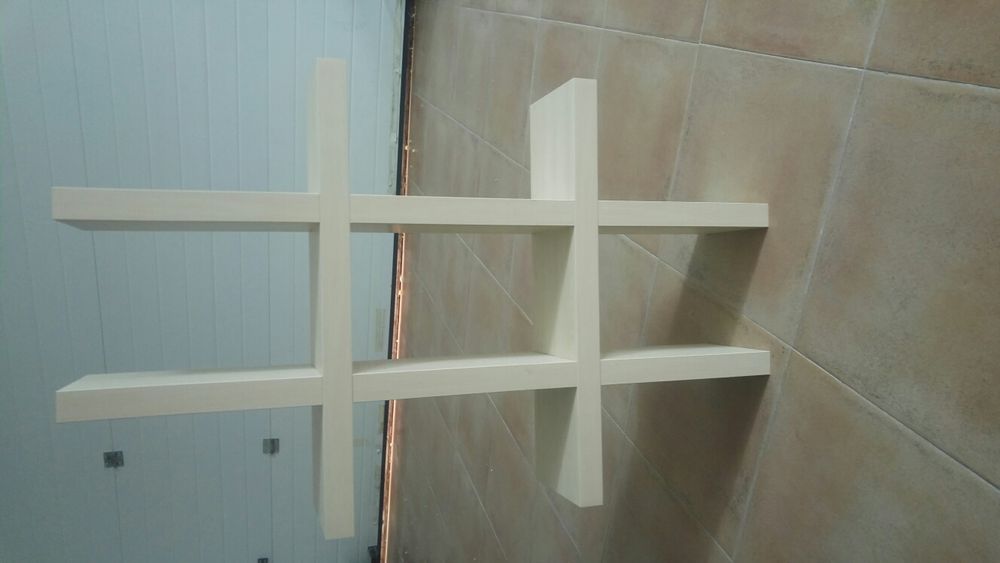 parteleiras de madeira,80x55x15. A cinza e mais pequena com 50x49x13