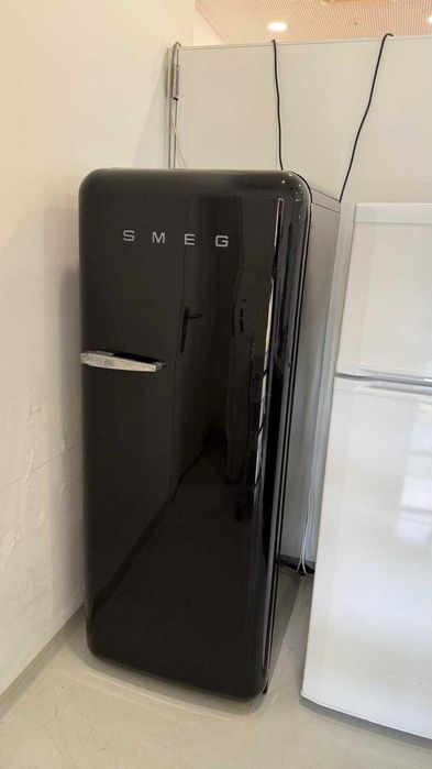 Frigorífico SMEG de 60 cm, estilo anos 50, com dobradiça à direita e compartimento para gelo, Preto