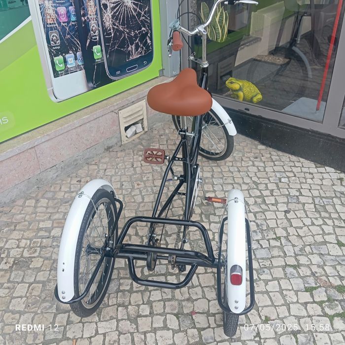 Bicicleta três rodas nova.