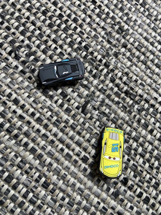 Auta cars pixar przypinki do klapków crocsów 2 sztuki