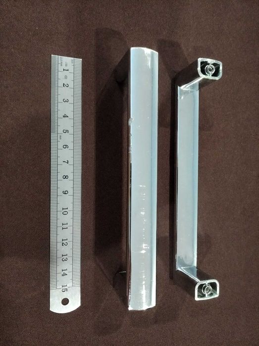 Diversos puxadores para móveis, em metal ou plástico, cores cinza, preto ou branco