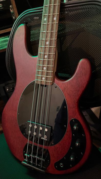 Vendo baixo Sterling Stingrey by MusicMan Sub Series