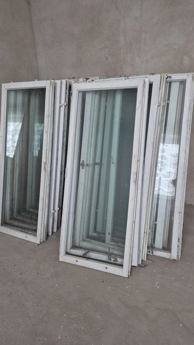 Okna, skrzydła, drzwi balkonowe drewniane.