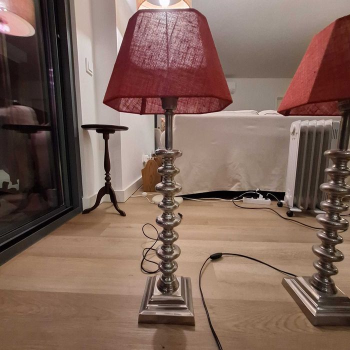 Conjunto de candeeiros elegantes com abajur encarnado