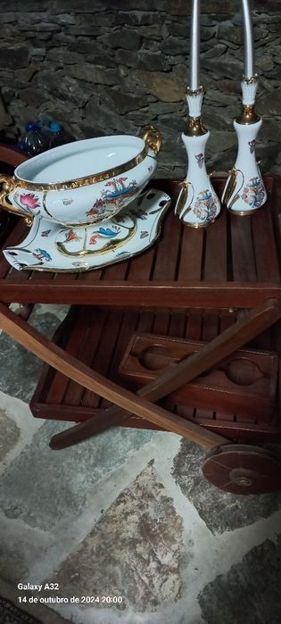 Uma linda Terrina mais  2 Lindos Castiçais.