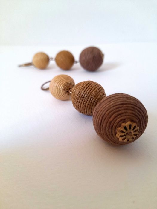 Brincos longos castanhos