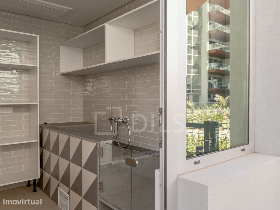 Apartamento T3 com terraços e estacionamento, em Miraflores