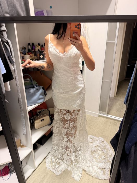 Платье со шлейфом белое