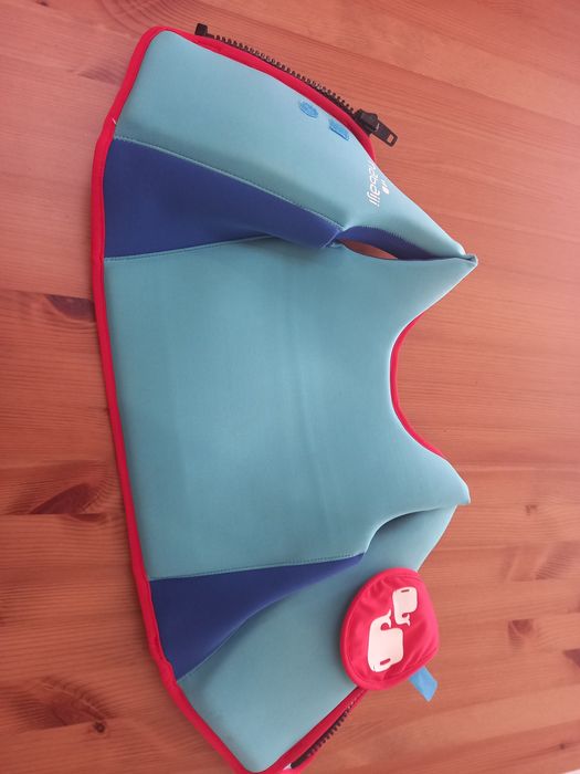 Colete de natação azul e vermelho