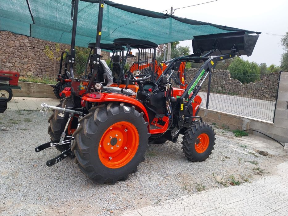 Trator Hinomoto C/Frontal Equiv.35CV