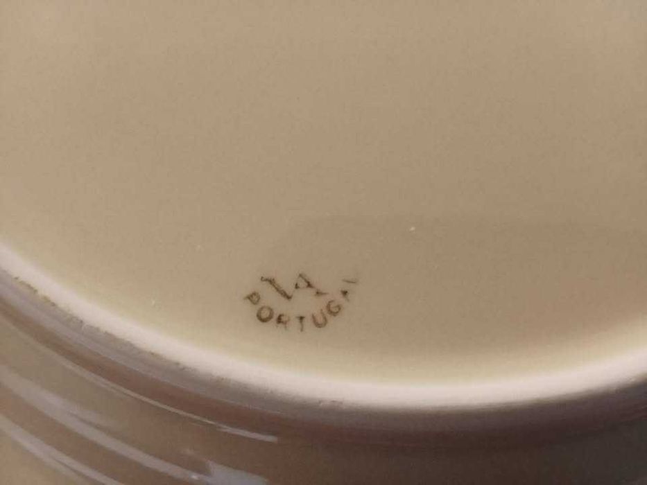 Antiga travessa em porcelana branca com friso dourado Vista Alegre