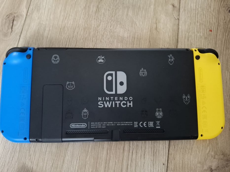 Nintendo Switch Fortnite Edition + 3 gry + etui + karta pamięci 64GB