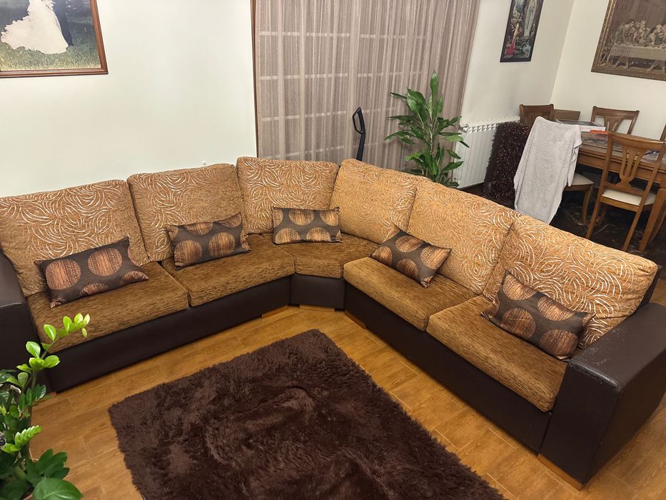 Sofá grande de canto .