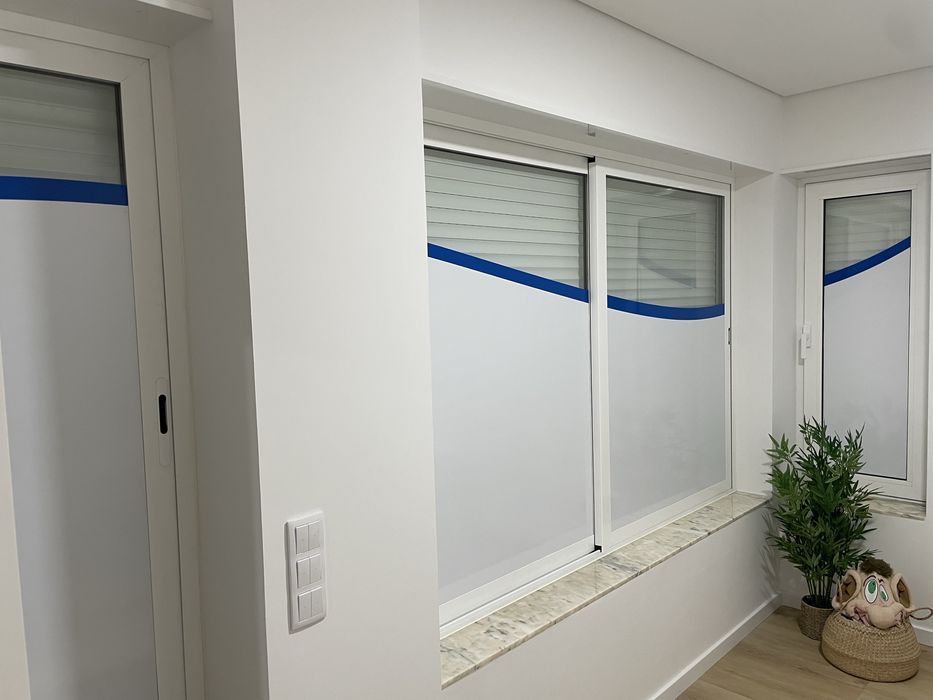 Decoração de Montras em Vinil Adesivo - Destaque o seu Negócio!