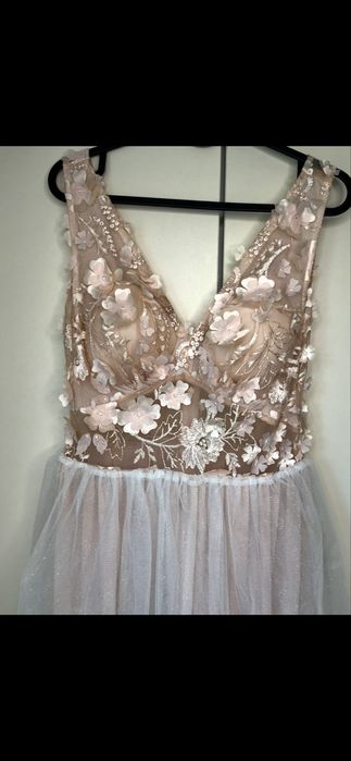 Tiulowa sukienka z kwiatami