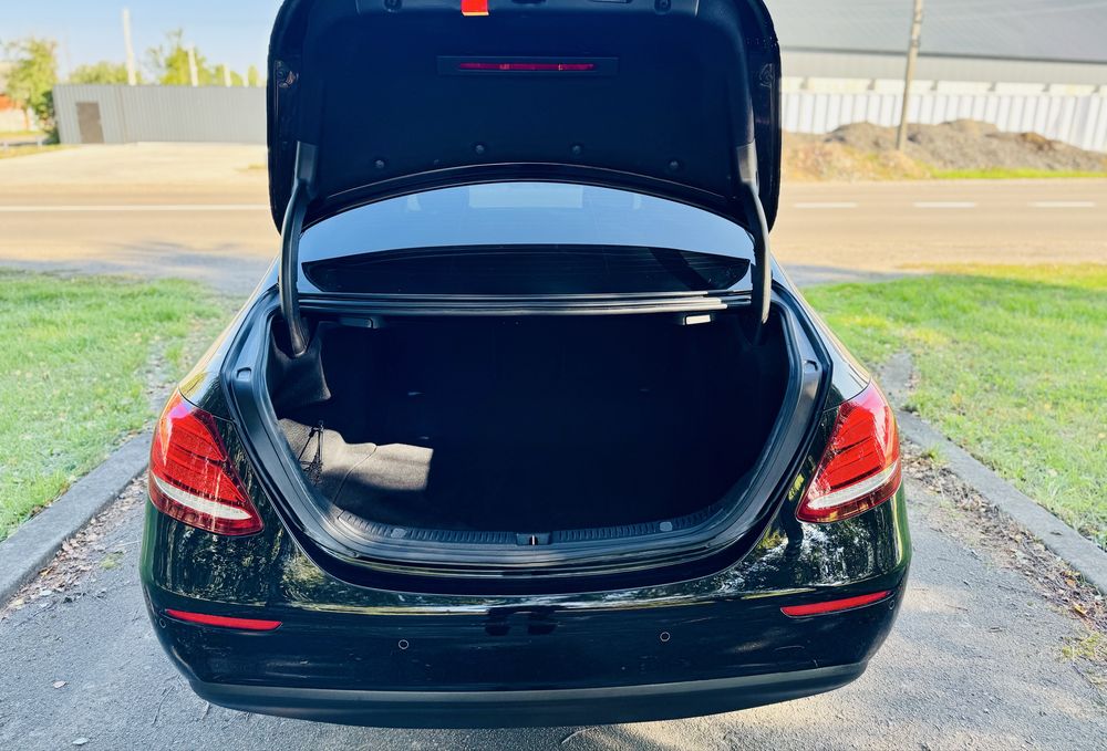 Mercedes-Benz W213 E220d 9G-tronic 2018 Official