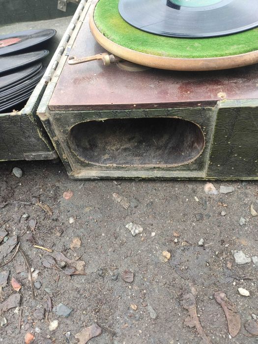 gramofon z płytami / zabytek /