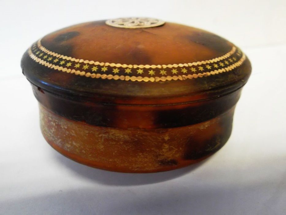 antiga caixa de rapé em tortoise com incrustações em ouro Sec.XIX