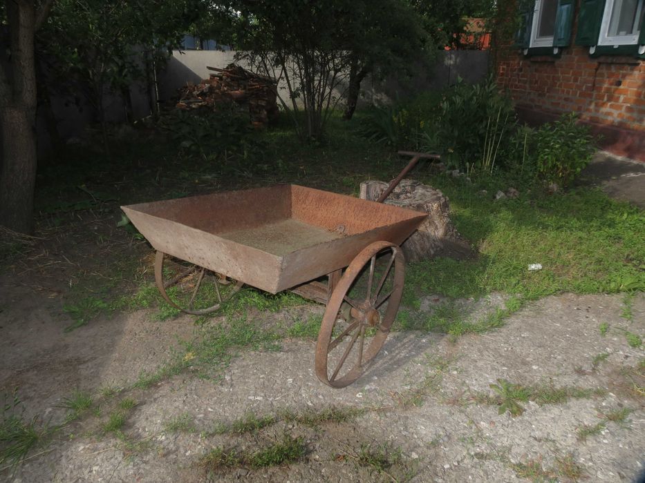 Саморобний, міцний вантажний візок.