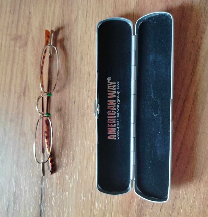 Wąskie okulary do czytania w etui +3
