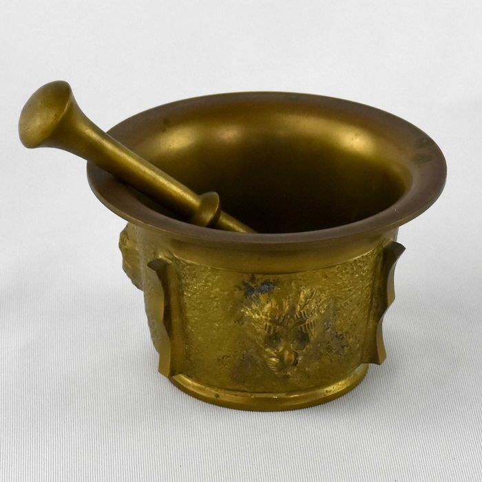 Almofariz em Bronze decorado com cabeças de leão