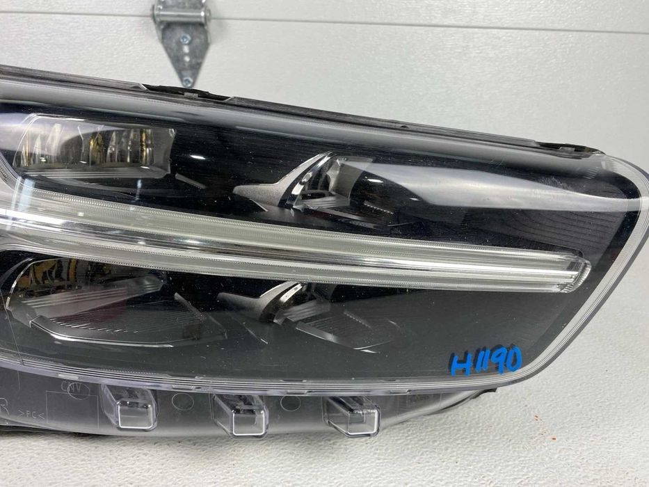 Права фара Volvo XC-40 2019-2022 USA Mid Led