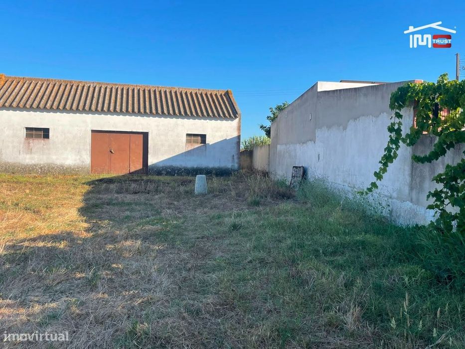 Terreno Urbano 2.500 m² com Armazém e Viabilidade para 2 Moradias e...