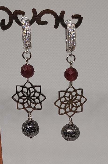 Елегантні сережки з гранатом і лавою