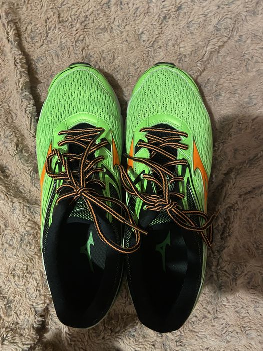 Продаю беговые кроссовки Mizuno