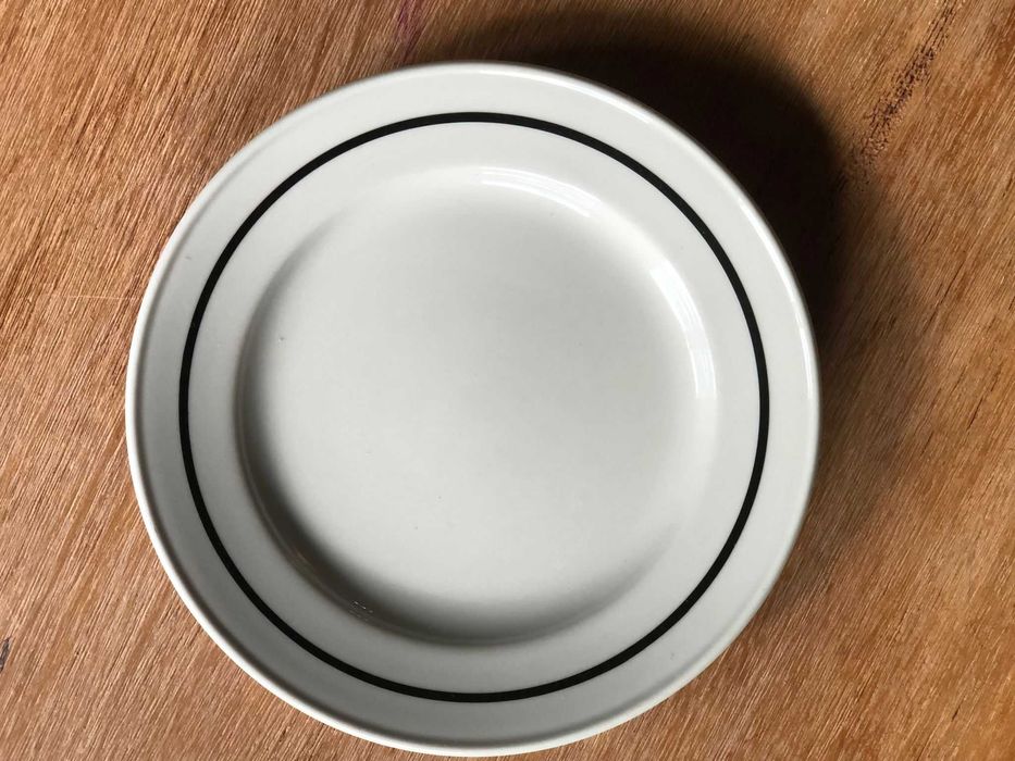 Prato de sobremesa Coimbra branco com aro azul-escuro