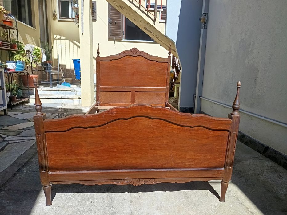 Cama de solteiro em madeira vintage