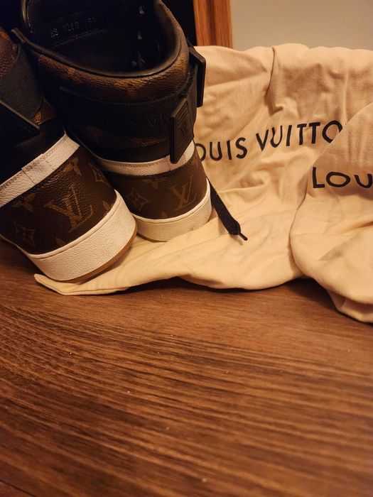Tenis da louis viton  impecavel muito novo