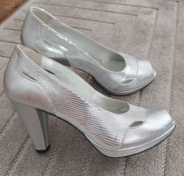 Sapatos prateados novos