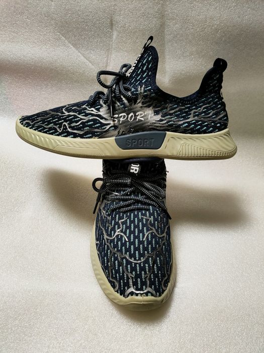 Продам чоловічі легкі зручні кросівки  в дуже гарному стані 44р.