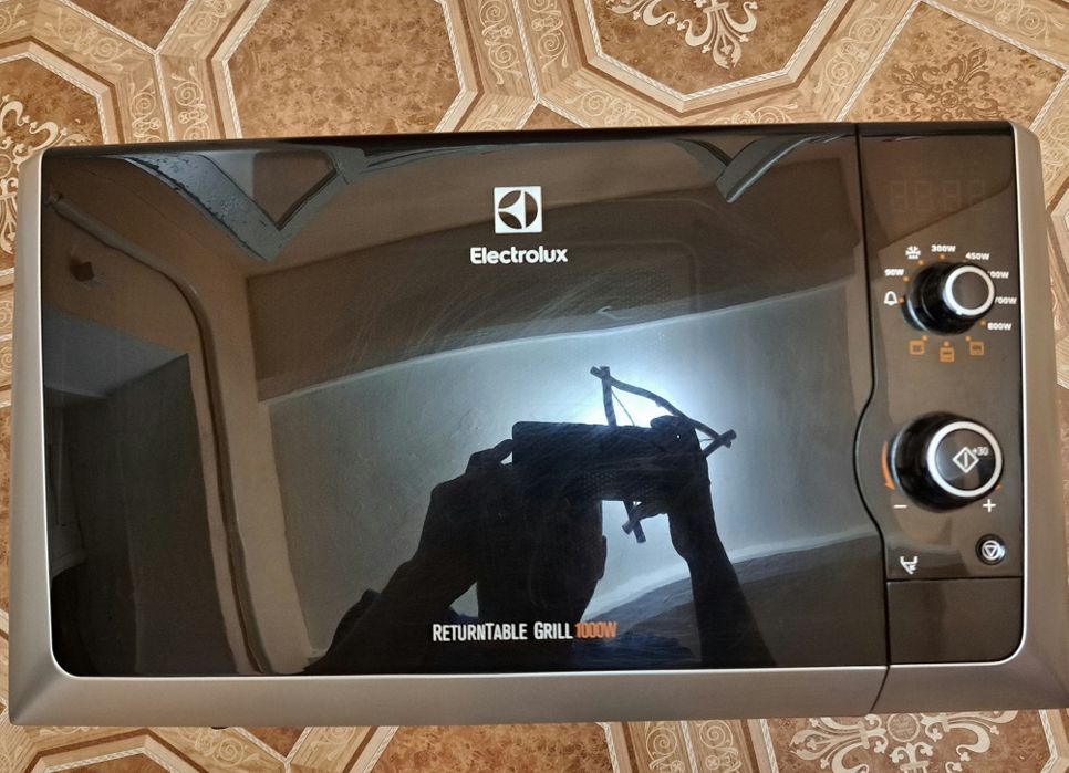 Мікрохвильова піч з грилем Electrolux 1000W