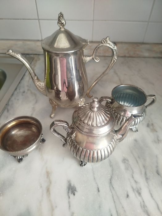 Serviço de chá vintage, não é prata maciça ,mas tem um banho