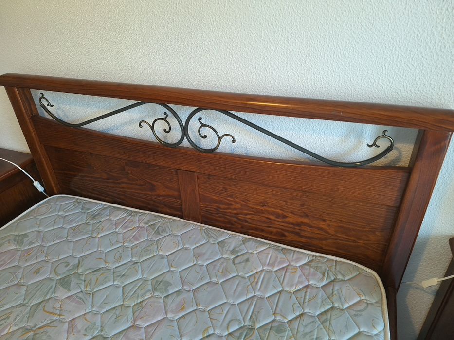 Mobilia Quarto Cama, colchao, 2 mesinhas