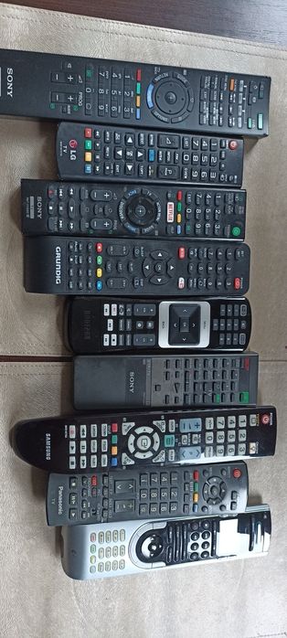 Piloty do telewizora..