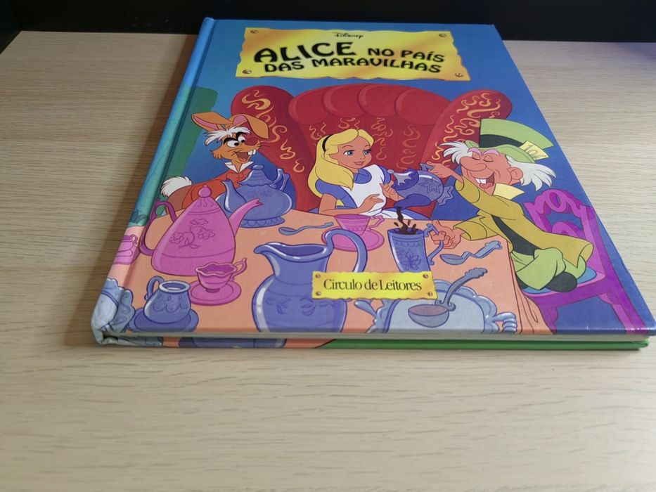 Livro ilustrado "Alice no País das Maravilhas"
