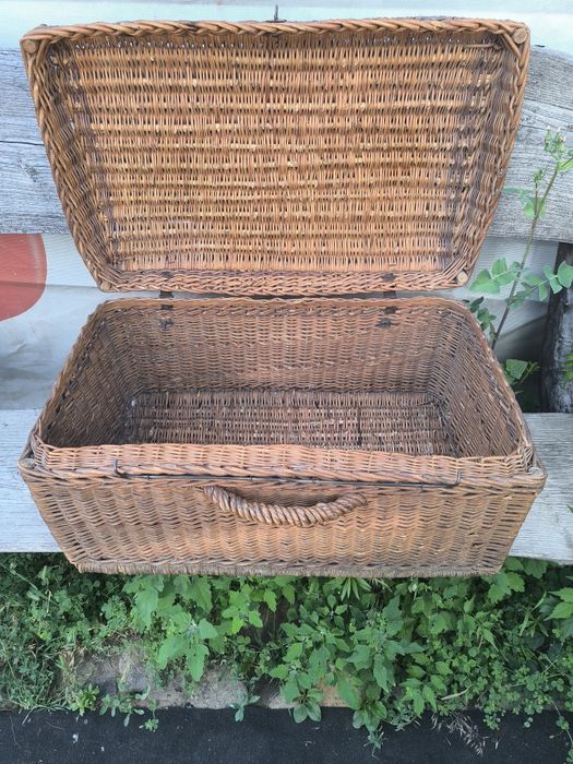 Древний плетёный из лозы антикварный чемодан.чемодан.